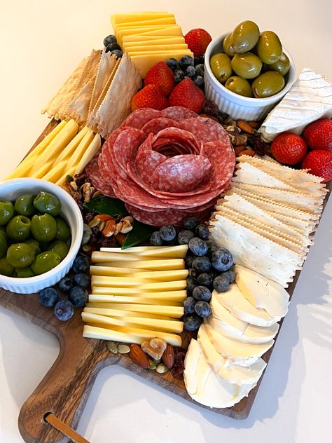 Cute Meat And Cheese Tray Ideas, Cheese Board Meat Flowers, Olive And Cheese Charcuterie Board, Birthday Cheese Platter, Cheese And Cracker Charcuterie Board Ideas, Fruits And Cheese Platter, Prosciutto Cheese Board, Meat And Cracker Charcuterie Board, Charcuterie Board With Baguette