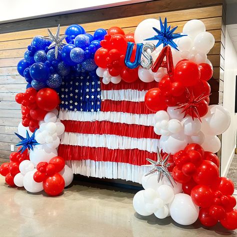 Party In The Usa Party Theme, Veterans Day Balloon Arch, Usa Party Decorations, Usa Theme Party, America Themed Party, Patriotic Activities, Freedom Party, Military Party, America Theme