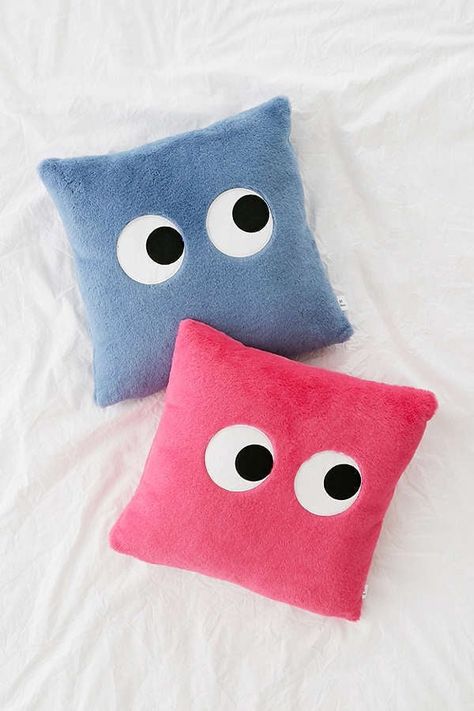 Diy Throw Pillows, Cushion Ideas, Make A Pillow, Sewing Pillows, Googly Eyes, Cute Pillows, Eye Pillows, Kids Pillows, Cheap Gifts