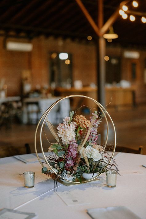 Modern wedding table decor with gold circle floral centerpiece. Circle Wedding Decorations, Gold Frame Centerpiece, Circular Table Centerpiece, Circle Ring Centerpiece, Gold Circle Centerpiece, Round Table Arrangements Wedding, Circle Table Wedding Centerpieces, Circular Centerpieces, Circle Table Wedding Decor Centerpieces