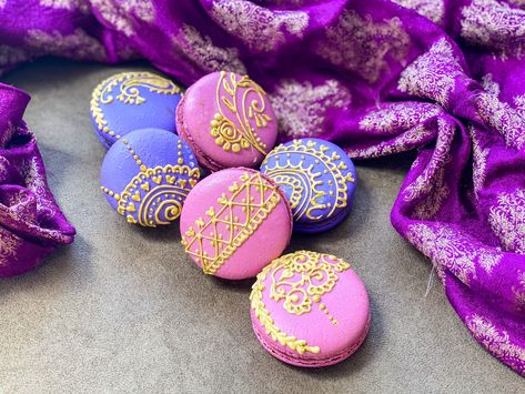 Henna Macarons, Decorated Macaroons, Mardi Gras Macarons, Cookies Drawing, Macarons Ideas, Magenta Macarons, Lavender Honey Macarons, Cookie Drawing, French Macaroon Recipes