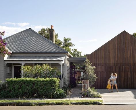 A 1930s weatherboard cottage renovation that straddles old and new | Inside Out Weatherboard House, Gable House, Cottage Modern, Recycled Brick, Modern Extension, Cottage Renovation, Internal Courtyard, Australian Architecture, Australian Homes