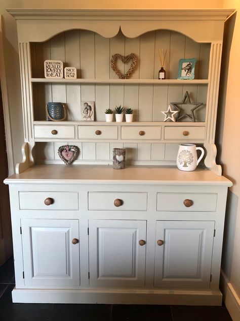 Pine Welsh Dresser Upcycle, Welsh Dresser Dining Room, Styling A Welsh Dresser, Welsh Dresser Decor, Upcycled Welsh Dressers Ideas, Country Kitchen Dresser, Kitchen Welsh Dresser, Welsh Dresser Styling, Welsh Dresser Makeover