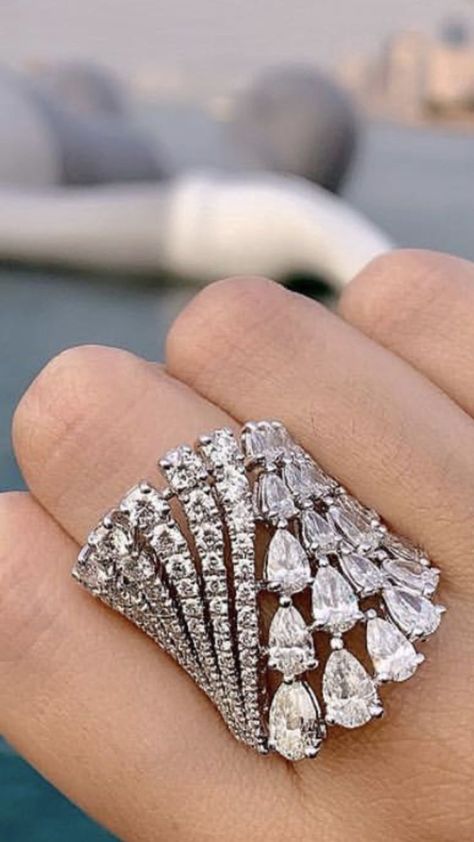 This women's ring is super unique right ladies? Solitaire Ring Designs, Diamond Jewelry Designs, Fabulous Jewelry, Bling Rings, Pearl Hair, Stunning Jewellery, Gold Jewelry Fashion, Solitaire Ring, Diamond Rings