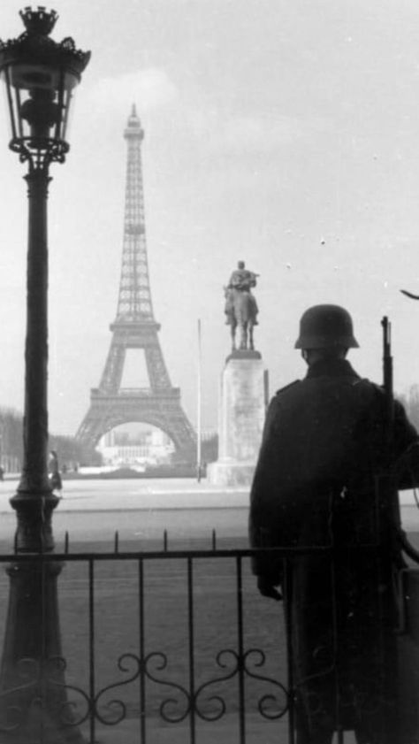 Images Terrifiantes, Ww2 Soldiers, Life In Paris, Germany Ww2, The Nightingale, German Soldiers Ww2, German History, Military Pictures, World Wars