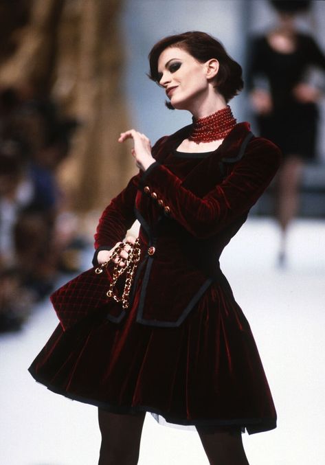 the original supermodels Kristen Mcmenamy, Haute Couture Style, High Fashion Runway, Chanel Runway, 90s Runway Fashion, Runway Fashion Couture, Runway Outfits, Chanel Haute Couture, 1990s Fashion