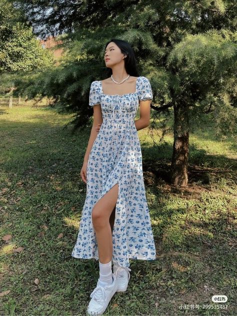 Modest Picnic Dress, Poses For Floral Dresses, Picnic Dresses Aesthetic, Picnic Dresses Outfits, Long Summer Dresses Aesthetic, Floral Dress Outfits Aesthetic, Floral Dress Outfits Casual, Autumn Aesthetic Dress, Cute Outfits For Picnic