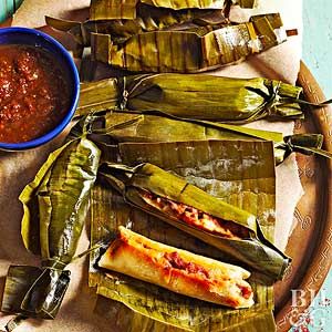 These delicious Mexican tamales are the perfect comfort food. Banana leaves stuffed with turkey, tomatoes, and ground chili peppers make for a savory authentic Mexican meal, straight from Veracruz. Serve with salsa if desired, and enjoy! Authentic Mexican Dinner, Desserts Mexican, Vegetarian Tamales, Recipes Enchiladas, Mexican Ceviche, Mexican Tamales, Pork Tamales, Mexican Desserts, Tamale Recipe