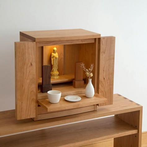 Modern Buddhist Altar, Buddhist Shrine Home, Butsudan Ideas, Minimalist Altar, Home Shrine, Altar Cabinet, Wooden Altar, Wood Box Design, Loft Style Interior