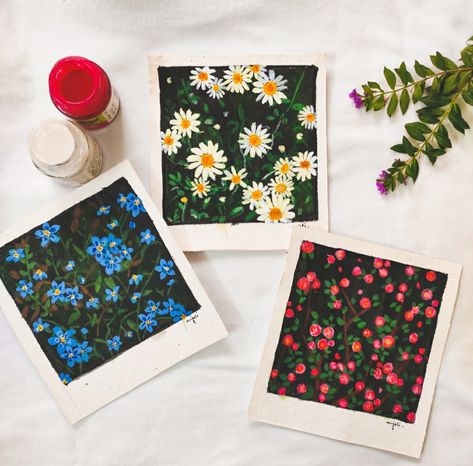 Gouache flowers painting,Polaroids Flower Polaroid Painting, Painting On Polaroids, Polaroid Art Painting, Polaroid Watercolor Paintings, Polaroid Painting Ideas Aesthetic, Cute Polaroid Paintings, Polaroids Painting, Mini Flower Paintings, Painted Polaroids