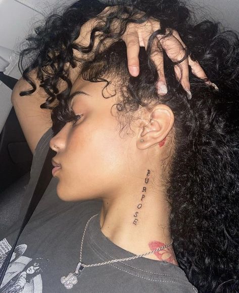 Ear Tats, Herren Hand Tattoos, Chicanas Tattoo, Small Neck Tattoos, Face Tattoos For Women, Girl Neck Tattoos, Side Neck Tattoo, Cute Hand Tattoos, Neck Tattoos Women