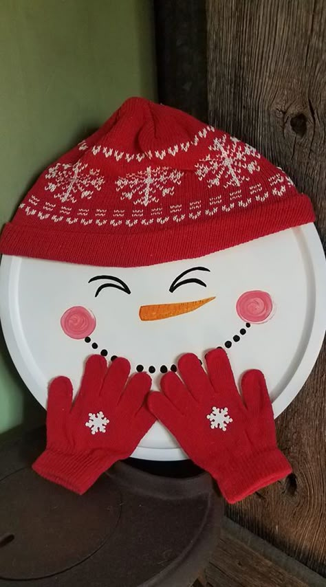 Dt pizza pan, hat, gloves. Sprayed pan white, painted face, hot glued his clothes. Pizza Pan Crafts, Snowman Crafts Diy, Pizza Pans, Snowman Hat, Christmas Crafts For Kids To Make, Pizza Pan, Fun Christmas Crafts, Snowman Crafts, Christmas Craft Ideas