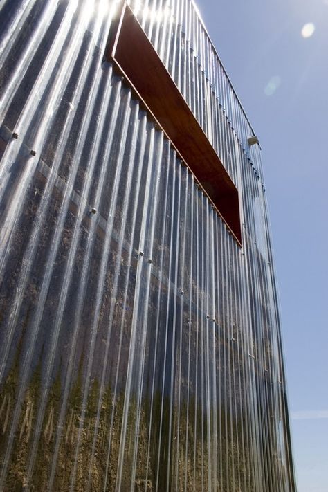 Guest House / AATA Associate Architects | ArchDaily Plastic Cladding, Corrugated Steel, Steel Siding, Metal Facade, Facade Material, Straw Bales, Corrugated Metal, Small Cabin, Industrial House