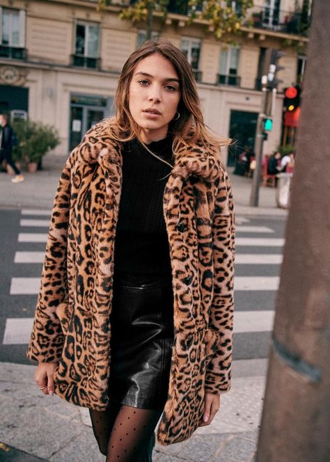 Leopard Print Coat Outfit Winter, Leopard Print Jacket Outfit Winter, Leopard Print Photoshoot, Cheetah Print Coat Outfits, Animal Print Jacket Outfit, Animal Print Coat Outfit, Leopard Fur Coat Outfit, Leopard Print Jacket Outfit, Leopard Jacket Outfit