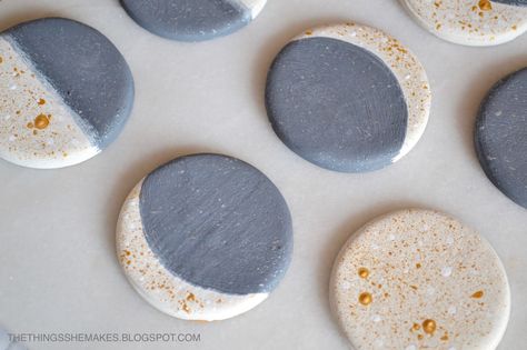 Air Dry Clay Moon Phase Diy, Moon Diy Decor, Moon Clay Art, Air Dry Clay Moon, Clay Moon Phases, Phases Of The Moon Art, Clay Art Diy, Pottery Sun, Moon Clay