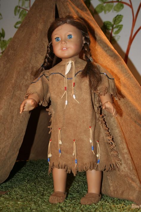 Native American dress and mocassin for 18" dolls -  free pattern and tutorial. Site also has other great tutorials for dresses and accessories for dolls. Native American Dress, American Girl Diy, Native American Dolls, American Girl Patterns, American Dress, Indian Dolls, Doll Clothes Patterns Free, American Girl Doll Patterns, Sewing Doll Clothes