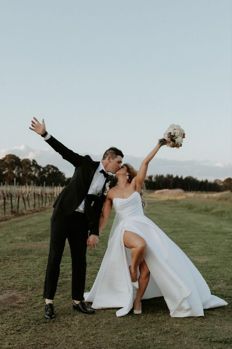 Desert Theme Wedding, Wedding Centerpieces Boho, Photoshoot Bride And Groom, Centerpieces Boho Wedding, Wedding Cake Boho, Wedding Venues Arizona, Photography Wedding Poses, Bride And Groom Photoshoot, Wedding In Arizona