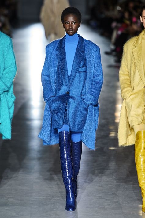 Max Mara Fall 2019 Ready-to-Wear collection, runway looks, beauty, models, and reviews. Flamboyant Natural, Monochromatic Fashion, Monochrome Fashion, Vogue Germany, 가을 패션, Fashion Show Collection, Vogue Paris, Mode Inspiration, Max Mara