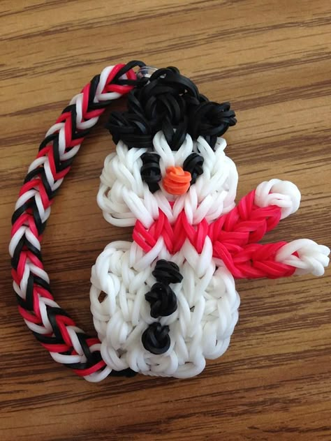 By Samantha Smith. Rainbow Loom FB page. SNOWMAN tutorial at https://www.youtube.com/watch?v=Yxy3kv3IVmo Rainbow Loom Christmas Bracelets, Christmas Rainbow Loom Bracelets, Christmas Rainbow Loom, Loom Snowman, Rainbow Loom Crafts, Rainbow Loom Christmas, Snowman Tutorial, Loom Bands Designs, Wonder Loom