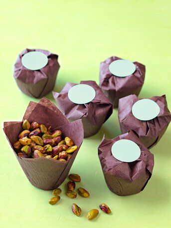 spicy-lime-pistachio-nuts-RU191304 Truffles Christmas, Lavender Cookies, Diy Food Gifts, Homemade Food Gifts, Pistachios Nuts, Gift Presentation, Presentation Ideas, Flavored Syrup, Edible Gifts