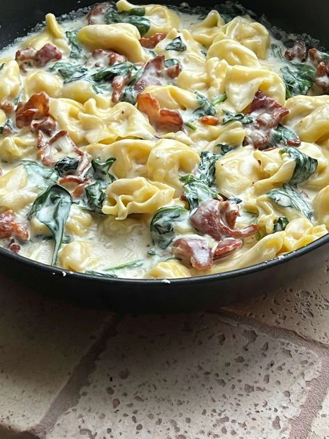 Tortellini Carbonara With Spinach – Cook Plate Fork Spinach And Tortellini Casserole, Easy Cream Sauce, Tortellini Carbonara, Cheese Tortellini Recipes, Traditional Spaghetti, Tortellini Alfredo, Spinach Tortellini, Spinach Casserole, Tortellini Bake