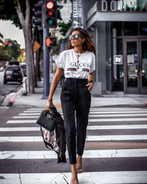 Daily Details June 10, 2019 Carrot Pants Outfit, Carrot Trousers, Personal Fashion Stylist, Carrot Pants, Look Office, Instagram Outfits, Feminine Outfit, Office Fashion, Fashion Stylist