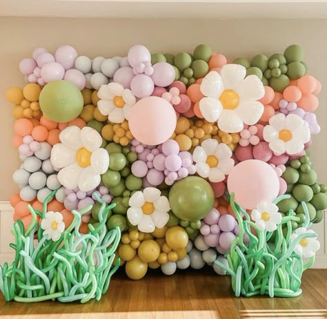 1st Birthday Girl Backdrop Ideas, Daisy Balloon Wall, Daisy Balloon Decorations, Daisy Decorations Party, First Birthday Balloon Decorations, Groovy Baby Shower Theme, Groovy Baby Shower Ideas, Groovy Birthday Party Ideas, Birthday Pink Balloons