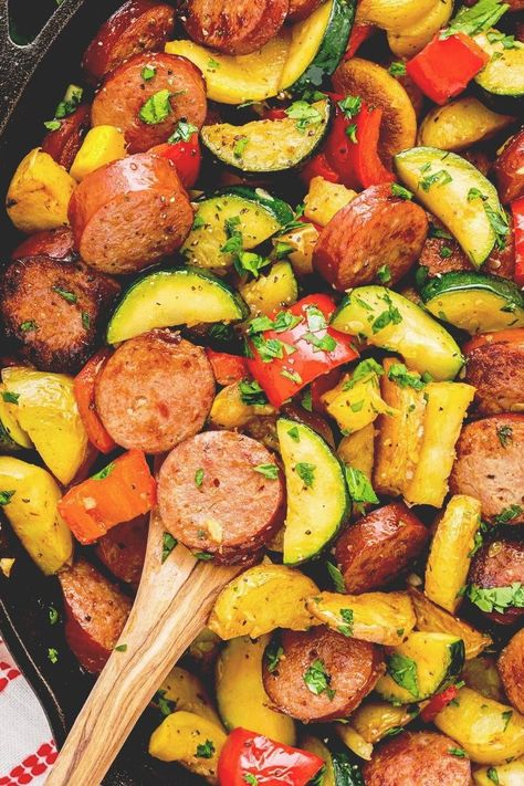 Enjoy the tastes of summer with this Delicious Sausage & Veggie Skillet! Fresh zucchini, squash, and peppers combine with smoky sausage for a perfect dinner. #SummerRecipes #EasyMeals Healthy Sausage Recipes, Smoked Sausage Recipes, Sausage Dinner, Potato Dinner, Filling Dinner, Dinner Appetizers, Easy Weeknight, Weeknight Dinners, Sausage Recipes