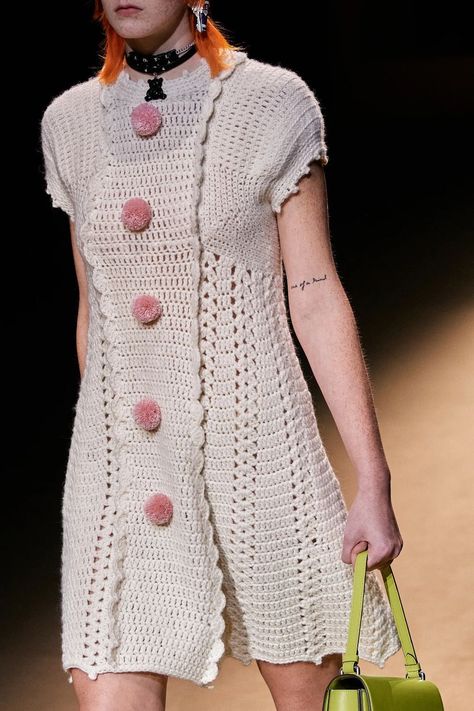 Knitting Fashion Design, Pre Fall Fashion, Knitwear Trends, Crochet Jumper, Crochet Skirts, Vogue Knitting, Crochet Fashion Patterns, 자수 디자인, Runway Looks