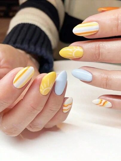 Simplistic Summer Nails, Summer 2024 Gel Nails, Trip Nails Ideas, Round Nails Simple, Simple Solid Nails, Nails With Sun, Summer Nail Art 2024, Mary Nails, Simple French Style