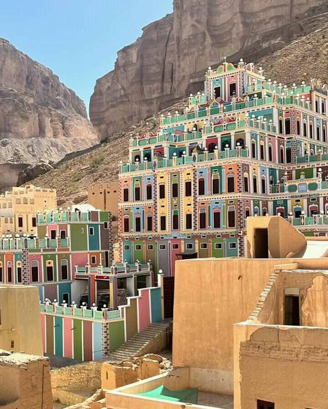 Middle Eastern Buildings, Arab Palace, Black Architecture, Socotra, Interesting Buildings, Journey To The West, Fantasy Places, Unique Architecture, Paradise On Earth