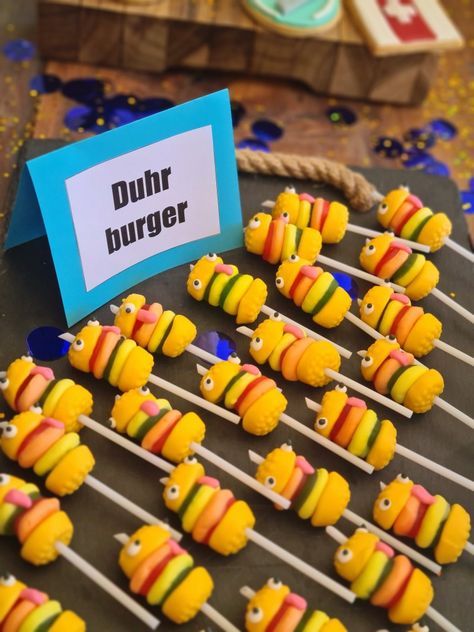 Fortnite Birthday Treats, Fortnite Party Snacks, Fortnite Themed Food, Fortnite Birthday Party Food, Fortnite Dessert Table, Fortnite Food Ideas, Fortnite Birthday Ideas, Fortnite Desserts, Diy Fortnite Cake