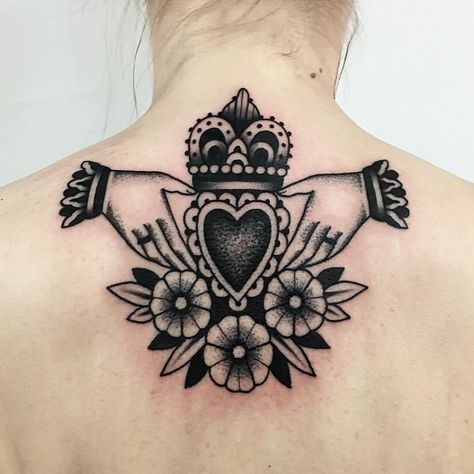 ARIANNA FUSINI Irish Claddagh Tattoo, Claddagh Tattoo, Thigh Sleeve, Diy Tattoo Permanent, Serpent Tattoo, Irish Tattoos, Trendy Music, Celtic Tattoos, Lip Tattoos