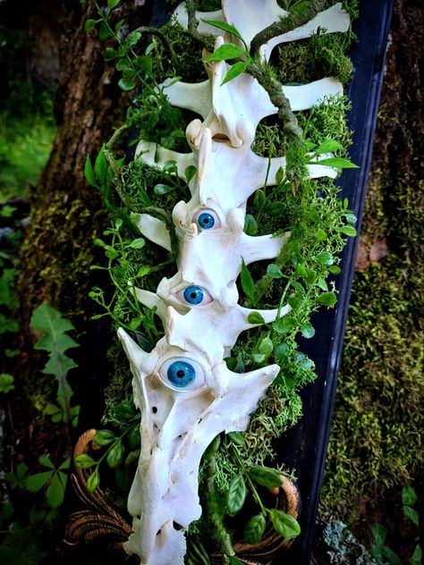 Deer Vertebrae Art, Animal Bone Art Ideas, Spine Painting, Bone Fairy, Vertebrae Art, Bone Hunting, Bone Painting, Skull Ideas, Taxidermy Decor