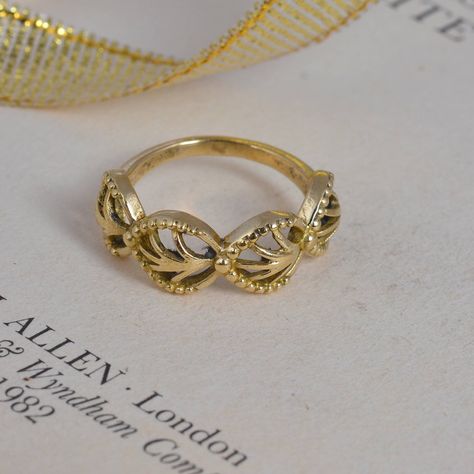 Real Gold Rings, Stone Ring Design, Gold Jewelry Outfits, Unique Rings Vintage, Gold Rings Fashion, Gold Rings Jewelry, Special Ring, Gold Jewellery Design Necklaces, Gold Signet Ring