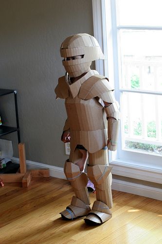 Knight costume, unpainted | Flickr - Photo Sharing! Cardboard Armor, Costume Chevalier, Diy Fantasia, Cardboard Robot, Recycled Costumes, Cardboard Costume, Robot Costumes, Box Costumes, Diy Shows