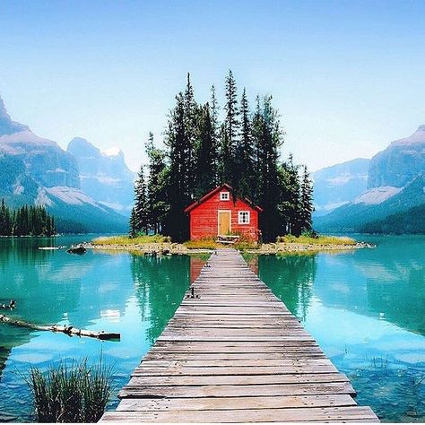 Maligne Lake, Canada. Maligne Lake, Long Way Home, Little Cabin, Floating House, Secret Places, Travel And Tourism, Easy Paintings, Aesthetic Backgrounds, Nature Travel