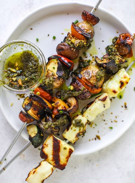 Halloumi Skewers, Vegetarische Diners, Grilled Vegetable Skewers, Vegetarian Grilling, Halloumi Cheese, Vegetable Skewers, Veggie Skewers, Pistachio Pesto, Grilled Halloumi