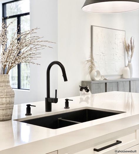 Black Sink White Counter, Black Faucet Kitchen, Kitchen Faucet Ideas, Black Sink Kitchen, Black Faucets, Black Kitchen Handles, Matte Black Kitchen, Black Kitchen Sink, Black Faucet