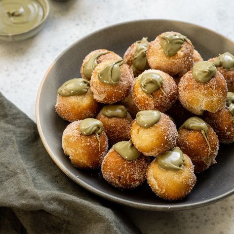 Canned Clams, Italian Carnival, New England Clam Chowder, Fried Dessert, Italian Recipes Dessert, Pistachio Cream, Donuts Recipe, Filled Donuts, Italian Dessert