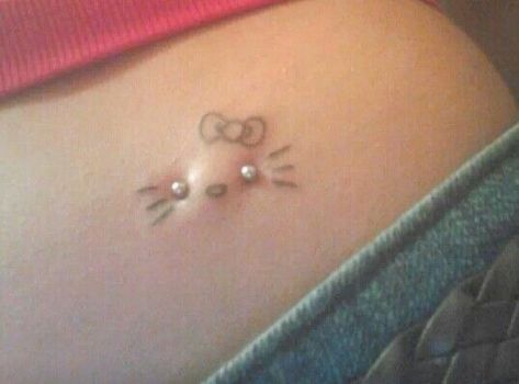 Hello Kitty Tattoo, Cultura Punk, Kitty Tattoo, Estilo Harajuku, Hello Kitty Tattoos, Cute Tats, Cool Piercings, Cute Piercings, Dermal Piercing