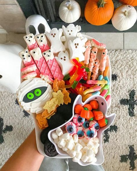 Halloween Sleepover Snack Ideas, Summerween Treats, Halloween Movie Night Snack Board, Summerween Sleepover Ideas, Halloween Movie Snacks, Halloween Movie Night Aesthetic, Spooky Movie Night, Movie Night Party Food, Halloweentown Movie Night Food