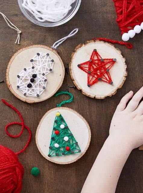 73 Rustic Wood Slice Christmas Decor Ideas - DigsDigs Christmas String Art For Kids, Christmas Clay Crafts For Kids, Ideas With Wood Slices, Natural Tree Decorations, Xmas Diy Crafts, Xmas Ornaments Diy, Wood String Art, Christmas Coffee Table Decor, Wood Slice Christmas