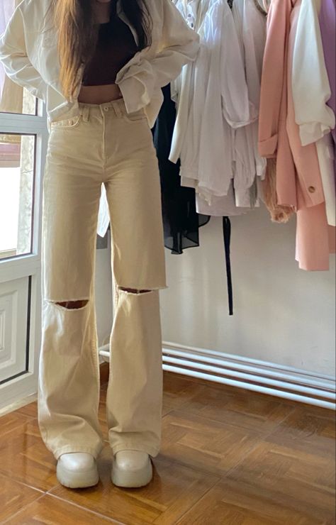 Beige Flare Pants Outfit Winter, Fits With Beige Pants, Outfits For Beige Pants, Tan Zara Jeans Outfit, What To Wear With Beige Jeans, Outfit With Beige Jeans, Beige Bottom Outfit, Outfit Avec Pantalon Beige, Beige Flare Jeans Outfit