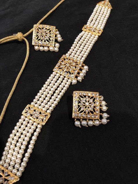 Indian Jewelry Choker, Jewelry Accessories Aesthetic, Kalung Choker, Inexpensive Jewelry, Choker Necklace Designs, Accessories Aesthetic, Antique Jewellery Designs, Pearl Jewelry Design, Gold Jewelry Simple Necklace