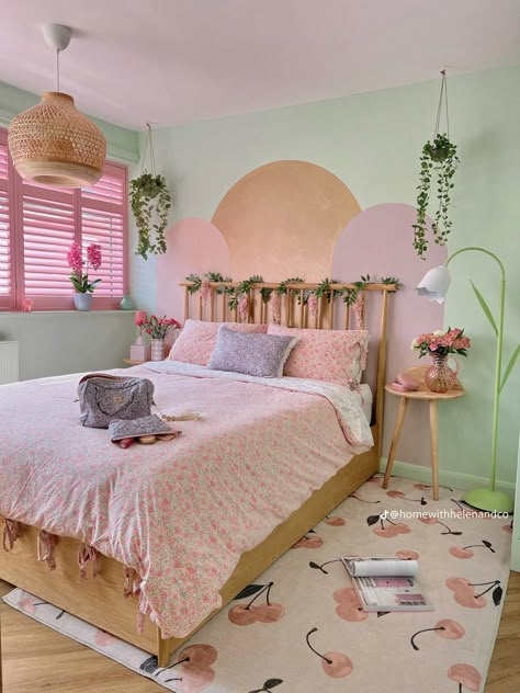 Light Green And Pink Bedroom, Pink And Green Girls Bedroom, Pink Teen Girl Bedroom, Girls Bedroom Green, Jungle Bedroom, Shabby Chic Room, Teen Girl Bedroom, Pink Room, Bedroom Green