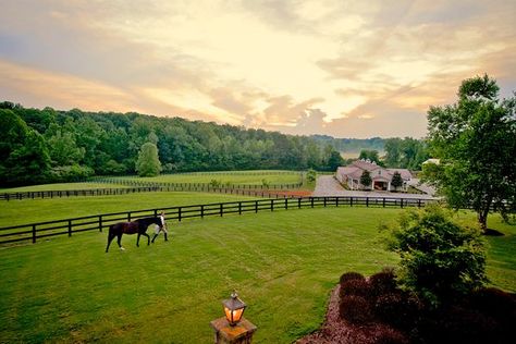 Equestrian Barns, English Country Manor, Horse Farm Ideas, Ranches Living, Dream Stables, Ranches For Sale, Farm Lifestyle, Equestrian Estate, Equestrian Facilities