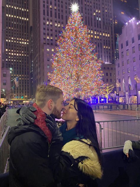 Rockefeller Tree Couple Pics, Nyc Tree Couple Pictures, Rockefeller Center Christmas Couples, New York Christmas Aesthetic Couple, New York Christmas Couple Pictures, Christmas Market Couple Pictures, Christmas In Nyc Aesthetic Couple, Nyc Christmas Proposal, New York Couple Pictures