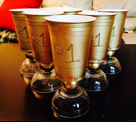 Home made beer pong/ flip cup trophies! Solo cup + ping pong ball + dollar store bowl + gold spray paint and puffy paint :) Beer Pong Champion, Beer Pong Trophy Diy, Home Made Trophy Ideas, Beer Pong Trophy, College Party Games, Home Made Beer, Beer Pong Tournament, Diy Trophy, Trophy Ideas