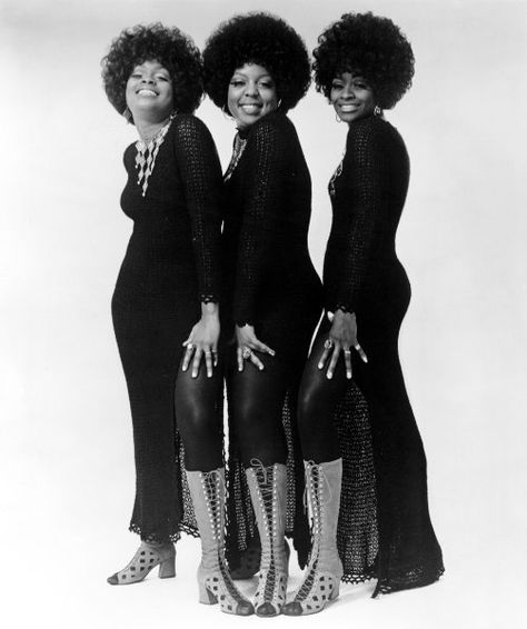 Love Unlimited was a female vocal trio that provided backing vocals for American R/soul singer Barry White on his albums and concert tours. They also found success with their own recordings. "Walking in the Rain with the one I Love" 70s Singers, Afro Beauty, Barry White, Old School Music, Soul Train, Soul Singers, R&b Music, Walking In The Rain, Women In Music